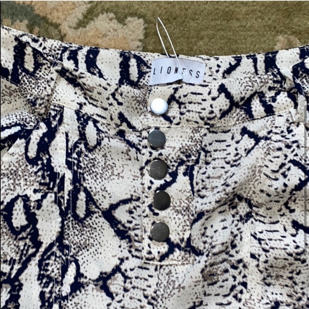 NWT! Snake print 5 button pants - Picture 4 of 6